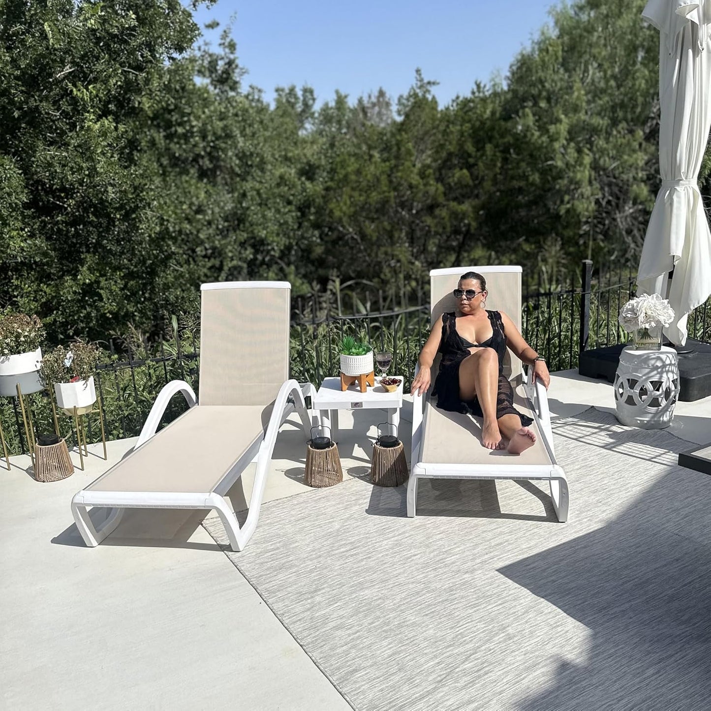 PURPLE LEAF Patio Chaise Lounge Chair Set Outside Aluminum Plastic Stackable Tanning Chairs with Armrests and Side Table for Pool Sunbathing Beach Deck Outdoor Lounger, Beige